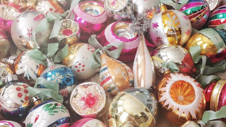 Batt in a Braid #35 ( 5.6 oz. ) - Glass Ornaments - Sw Merino (18.5 mic) /Merino (18.5 mic) / Tussah Silk (40/40/20) - Inglenook Fibers