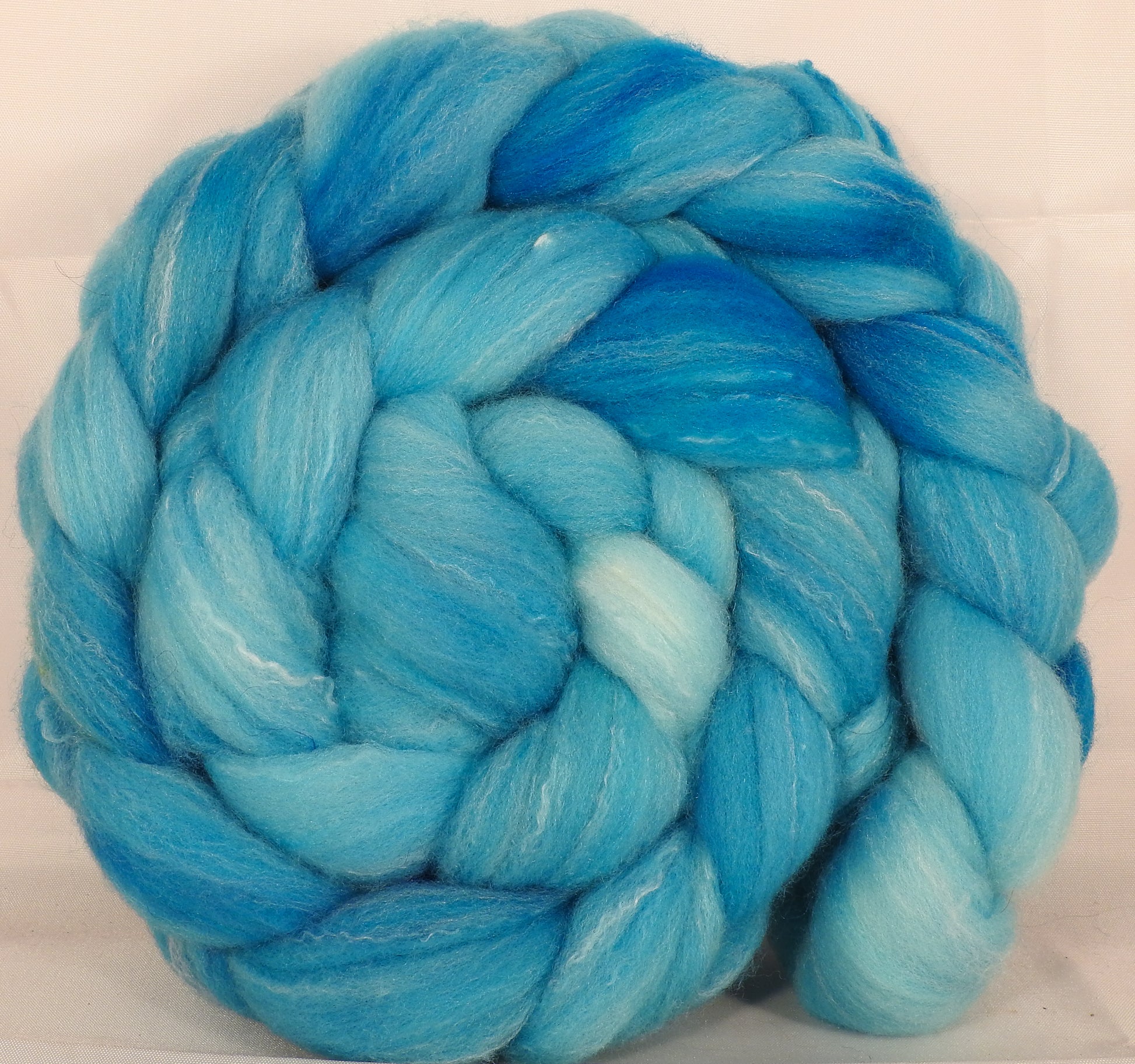 Hand dyed top for spinning -Iceberg- (5.5 oz.) Targhee/silk/ bamboo ( 80/10/10) - Inglenook Fibers